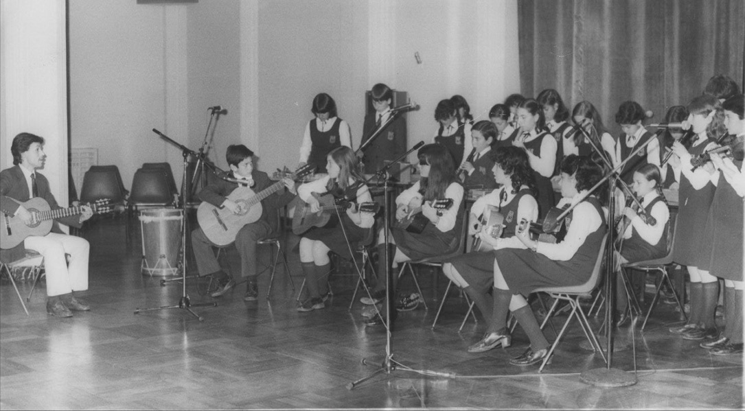 El Conjunto Instrumental en sus primeros años, tocando en el Liceo Manuel de Salas