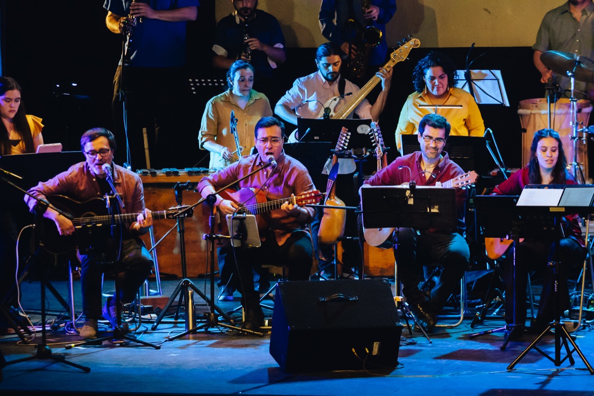 Integrantes del Conjunto en escena con guitarras, contrabajo, cello, saxofón y marimba